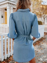 Vestido camisero vaquero corto con botones negros y lazo en la cintura